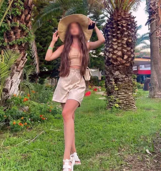 Julie, 23